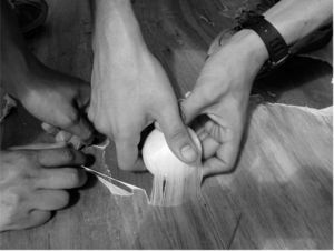 Creación de una pelota de Ulama con metodos modernos (fotografía: Manuel Aguilar-Moreno).