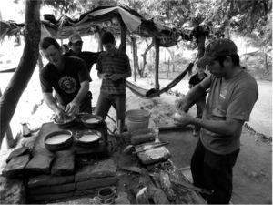 Muchachos de La Sávila aprendiendo a hacer pelotas de Ulama con la técnica tradicional precolombina (fotografía: Manuel Aguilar-Moreno).