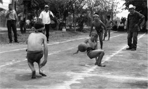 Niños jugando Ulama en Los Llanitos (fotografía: Luis Ramírez).