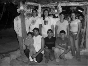 Manuel Lizárraga con tres de sus hijos jugadores de Ulama en La Savila (Lichi, Edgar y Yahaira) (fotografía: María Ramos).
