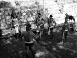 Jugadores de Ulama en Xcaret, Quintana Roo, vestidos como Mayas antiguos (fotografía: Manuel Aguilar-Moreno).