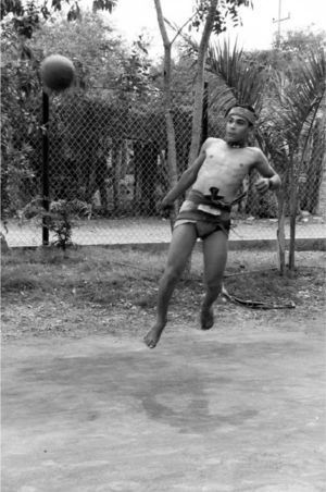 Joven jugador de Los Llanitos devolviendo la pelota en el aire (fotografía: Proyecto Ulama 2003).