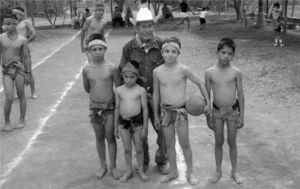 Los jugadores más jovenes y el más viejo mirando hacia el futuro en el taste de Los Llanitos (2003) (fotografía: Manuel Aguilar-Moreno).