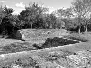 El juego de pelota hundido de Toniná (fotografía: Manuel Aguilar-Moreno).