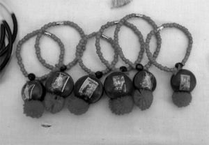 Amuletos de cuentas rojas y “ojos de venado” usados como protección infantil contra el mal de ojo. Fotografía: el autor.