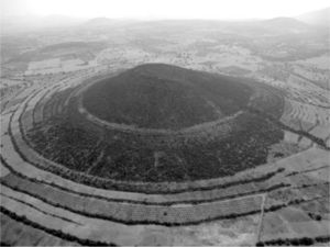 Morfología del cerro San Lucas, un volcán tipo herradura (fotografía: Julia Pérez Pérez, proyecto Agricultura en terrazas en el cerro San Lucas, 2008).