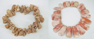 Empleo de diferentes especies de moluscos para la elaboración de ornamentos en diferentes culturas: pulsera mochica hecha de Prunum curtum (izquierda) y collar nazca de Spondylus princeps (derecha) (piezas del Museo Larco ML200008-ML200006).