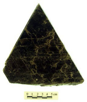 Triángulo de mica de Xalla, excavado por Linda R. Manzanilla (fotografiado por Rafael Reyes).