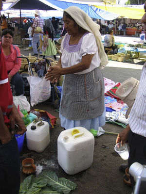 Mercado de Ixmiquilpan en 2008. Se puede observar la vendedora de pulque y el derrame del líquido en el piso.