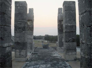 Chichén Itzá, Templo de los Guerreros, puesta del Sol el 13 de mayo de 2011 (foto: cortesía de Ricardo Náfate, zona arqueológica de Chichén Itzá).
