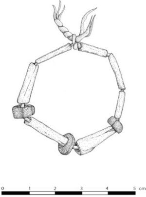 Brazalete con cordel de algodón y cuentas de hueso de ave y piedra, Unidad 5 (dibujo de D. Domenici y C. Pongetti).