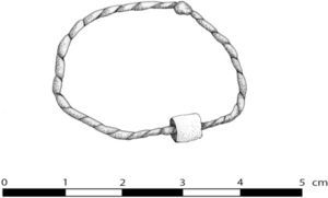 Brazalete con cordel de algodón y cuenta de Spondylus princeps, Entierro 7, Unidad 5 (dibujo de D. Domenici y C. Pongetti).