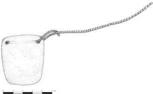 Collar compuesto por cordel de algodón y placa perforada de Pinctada mazatlánica, Entierro 8, Unidad 5 (dibujo de D. Domenici y C. Pongetti).