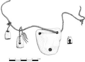 Collar compuesto por cordeles de algodón, placa perforada de Spondylus princeps y tres colgantes trabajados de Oliva sp., Entierro 9, Unidad 5 (dibujo de D. Domenici y C. Pongetti).