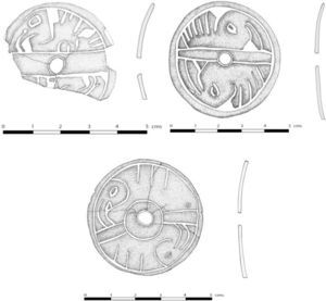 Tres elementos circulares en jícara incisa con imágenes ornitomorfas procedentes de la Unidad 1 (dibujo de D. Domenici y C. Pongetti).