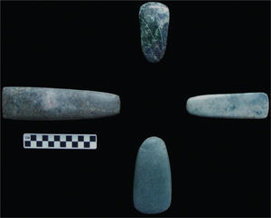 Hachas y “celtas” halladas al centro del mosaico en forma de un occupied bracket.