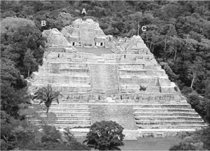 Conjunto de tipo acrópolis de patrón triádico, Estructura Caaná de Caracol, Belice.