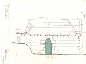 Croquis del alzado principal del temascal de Nakum (edificio 26).Dibujo de Nuria Matarredona.