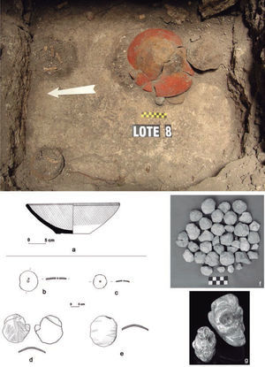 Photograph showing Nakum Offering 8 during excavations (up) along with drawings of all its artefacts, a) plate of Guacamayo Red/Orange type; b) ceramic disc of Paila Unslipped type [?] (PANC 017); c) ceramic disc of Polvero Black type (PANC 014); d) ceramic disc of Zapote Striated type (PANC 016); e) ceramic disc of Paila Unslipped type (PANC 015); f) stone spheres or sphere-like artefacts; g) jade pendants featuring monkey heads from Offerings 8 and 9. Drawing by Katarzyna Radnicka, photographs by Jaroław Źrłka and Robert Słaboński.
