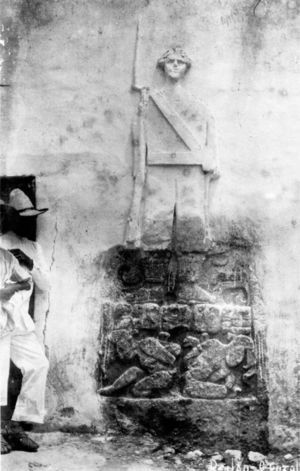 Estela 1 de Dzilam González cuando estaba empotrada a un muro del palacio municipal y se plasmó encima la figura de un soldado con bayoneta. Foto: autor anónimo. Novelo, 2004: 121.