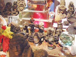 Altar doméstico en Momostenango, en el que se ponen cristales de roca en copas de agua. Julio de 2009. Fotografía de Canek Estrada