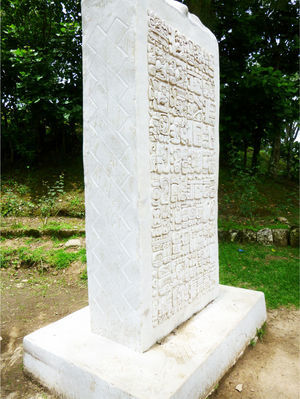 La estela de Iximche’ con vista del diseño de estera tallado en los lados y en la base