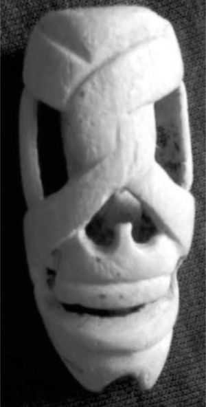 Concha de caracol Oliva tallada y perforada proveniente de Uxul. Excavaciones de 2010, Universidad de Bonn.