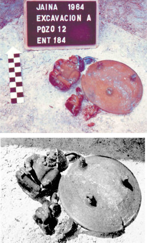 Fotografías de la excavación del entierro 184, donde aparecen: a) el banqueo y las tres figurillas, la vasija capital y los cuencos de pasta fina; b) detalle (Aveleyra y Ekholm, 1966).