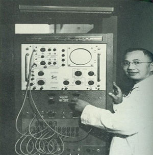 Profesor Edward H. Hon (1917-2006) en el laboratorio en la Universidad de Yale, Connecticut, EE. UU.