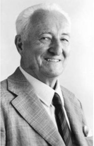 El profesor Juan José Crottogini (1906-1996), reconocido por fomentar la tocoginecología, que precedió el enlace de la obstetricia con la ginecología.