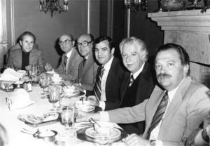 Se muestra una fotografía en donde están reunidos algunos de los colaboradores cercanos a Luis Castelazo Ayala, tomada en 1977.
