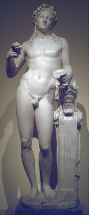 Dionisio con un ramo de uvas en su mano derecha. Esta estatua es del año 150 D.C. y se encuentra en el Museo del Prado, Madrid.