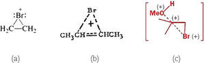 (a-b) Representaciones de iones bromonio con significados distintos; (c) Representación del estado de transición de un ión bromonio siendo atacado nucleofílicamente por un disolvente (metanol). Aunque en el texto el autor expresa el carácter parcial de la carga positiva sobre los átomos involucrados, utiliza una simbología que física y matemáticamente tienen un significado distinto al asociado a una carga +1 (tomado de Clayden, 2001a).