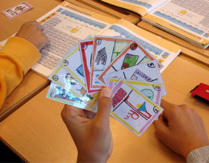Alumnos jugando al juego de las familias (Franco, Oliva y Bernal, 2012).