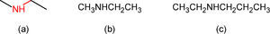 Fórmula poligonal de la N-metiletanamina (a) y sus interpretaciones correcta (b) e incorrecta (c).