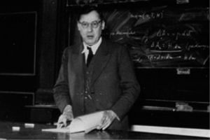 Erich Hückel. En 19.3.trabajó con Peter Debye una teoría que explica el comportamiento de disoluciones diluidas de electrolitos.