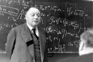 Wolfgang Pauli dando cátedra. Este físico habría de jugar un papel preponderante en el concepto del espín. Primero con la predicción del cuarto número cuántico y su principio de exclusión (1925), y, posteriormente, con el principio de antisimetría (1940). Obtuvo el Premio Nobel de Física en 19.5.
