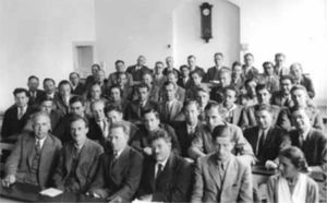 Erwin Schrödinger, el creador de la mecánica ondulatoria, que después fue aplicada a la química como las teorías de enlace-valencia (Heitler y London, 1927; Slater, 1930a; 1931 y 1932; y Pauling, 1928; 1931a y b) y de orbitales moleculares (Hund, 1927a, b y c; y Mulliken, 1928a y b; 1929b; 1932.