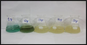 Amostras da solução de azul de metileno a 5ppm que receberam 1, 2, 3, 4 e 5g do mesocarpo de babaçu.