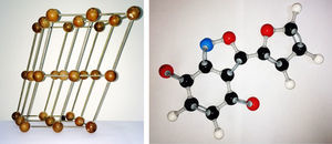 Fotografía de una molécula hecha con bolas de madera y varillas de metal (izquierda) y otra con bolas y barras de plástico (derecha).