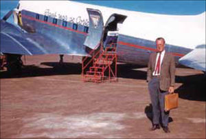 Peter Gerhard en la pista del aeropuerto de Loreto, 27 de abril 1961, captado por la cámara de Gulick.