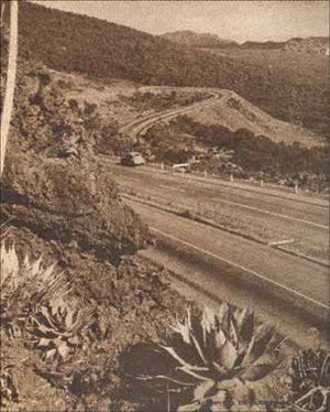 El coche y la curva de la autopista a Cuernavaca.