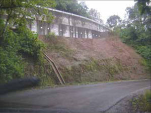 Muro de contencion en el km 4 del Ramal a Hueytamalco.
