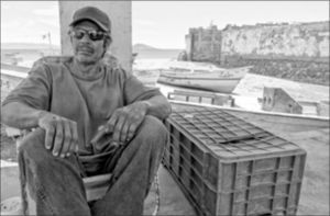 Fotografía de uno de los pescadores entrevistados en el puerto de Bahía Tortugas durante el trabajo de campo. Autor: José-Manuel Crespo-Guerrero, archivo de campo, julio de 2015.