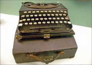 La inseparable “Remington Portable” de cuatro teclados de Traven, para 1924 tenía un costo de 60 dólares en los Estados Unidos (B. Traven Estate).