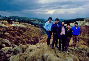 Fotografía tomada en una salida de campo por la Sierra de Monte Alto (Méx.) en el verano de 1986. De izquierda a derecha: José Juan Zamorano, Mario Arturo Ortiz, José Lugo, Juan Carlos Moya y Carlos Córdova. Cortesía de Lorenzo Vázquez Selem.