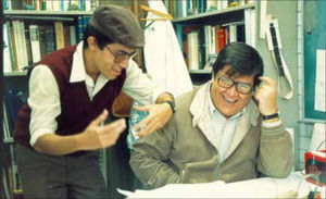 Fotografía tomada a mediados de 1990 en el Instituto de Geografía. De izquierda a derecha: Carlos Córdova y Mario Arturo Ortiz. Cotersía de Lorenzo Vázquez Selem.