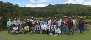 Recorrido en campo del equipo académico con autoridades y ciudadanos de San Bartolo Soyaltepec para la adecuación del geositio La Laguna. Foto: Xóchitl Ramírez-Miguel, archivo de campo, junio de 2016.