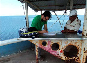 Fotografía de José- Manuel Crespo-Guerrero durante una entrevista a un pescador en San Francisco de Campeche. Autor: José-Luis Pérez-González, archivo de campo, marzo de 2016.