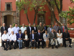 Profesores y autoridades participantes en el consenso.